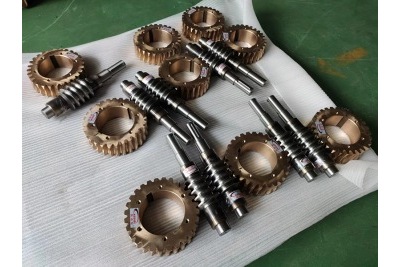 一對蝸輪和蝸杆的旋向一定相同嗎？